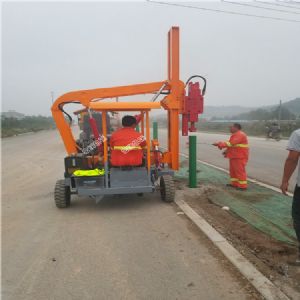 濟(jì)寧宏潤鏟車式護(hù)欄鉆孔機濟(jì)南施工現(xiàn)場