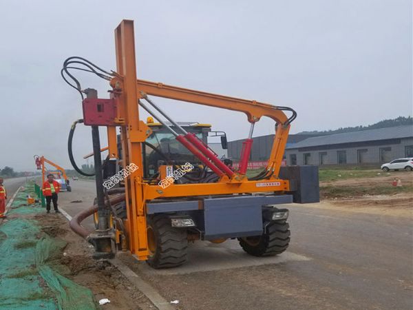 濟(jì)寧宏潤鏟車式護(hù)欄鉆孔機濟(jì)南施工現(xiàn)場